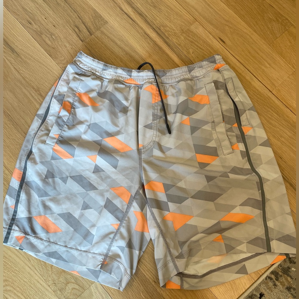 Men’s Lululemon Pacebreaker short - 9” medium. Lined.